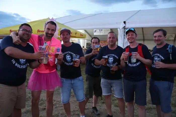 Partyhungrige und Vergnügungswillige stürmten Discos, Standln und Fahrgeschäfte