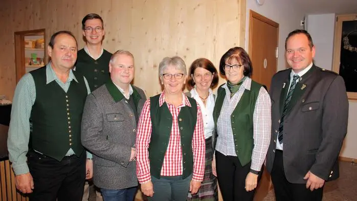 Obfrau Maria Klöckl (4. von links) vom Bauernbund Ligist lud am 25. November gemeinsam mit ihrem Team zum alten Brauch „Kathrein stellt den Tanz ein“ in den neuen Kirchhof in Ligist ein.