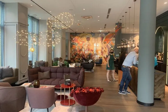 Vor allem die Grazer Künstlerin Carola Deutsch vom DECASA Kreativstudio bringt die Farbe ins Hotel.