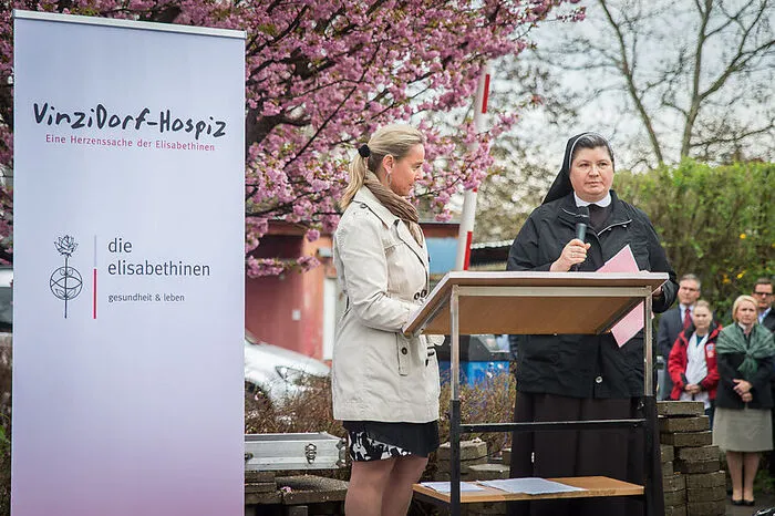 Mutter Bonaventura Holzmann, Generaloberin des Konvents der Elisabethinen Graz, betonte: "Es ist der ureigenste Auftrag der Elisabethinen, sich um Arme und Kranke zu kümmern". Im Krankenhaus der Elisabethinen gibt es bereits seit 1998 eine eigene Palliativstation.