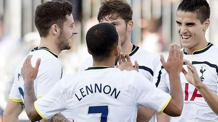 Ryan Mason (links)