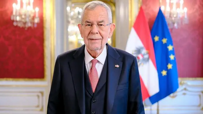 Mit bestem Beispiel voran geht wieder das Staatsoberhaupt: Bundespräsident Alexander Van der Bellen verbringt den Sommer mit Frau und Hund zum Teil im Tiroler Kaunertal, wo er aufgewachsen ist. Aber auch ein Aufenthalt an einem See im Salzkammergut dient zur Erholung.