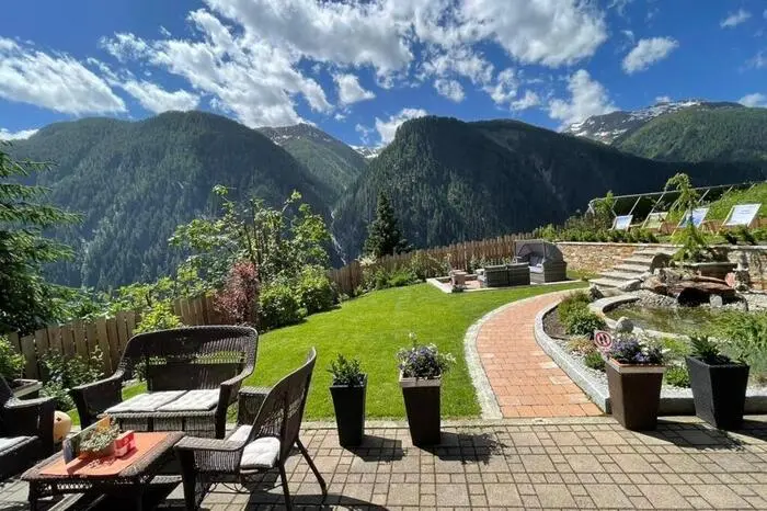 Einfach mal die Seele baumeln lassen und das Bergpanorama des verträumten Defereggentals genießen. Das verspricht der gepflegte Gastgarten des Alpengasthofes Pichler auf 1500 Metern Seehöhe. Ein kleiner Teich als optisches Zuckerl sowie Sonnenliegen zum richtigen Wohlfühlereignis. Dazu noch eine selbst gebackene Kuchen- oder Strudelvariation aus dem Hause Pichler? Zudem ist der Chef des Hauses, Manuel Pichler, ein ausgebildeter Diplom-Sommelier und hat die feinste Auswahl an österreichischen Weinen auf Lager. Herz, was willst du mehr?