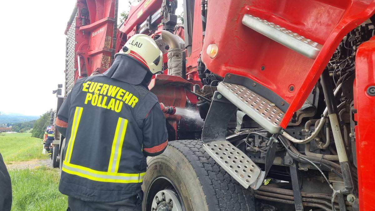 Weil der Lkw-Fahrer schnell reagierte, musste die Feuerwehr nur mehr nachlöschen