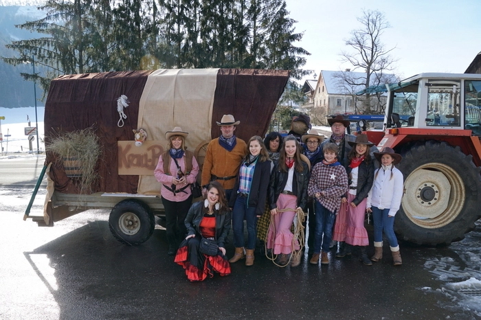 Die "Krau-Boys" machten mit ihrem Wagen Halt beim Kraubather Faschingsumzug.