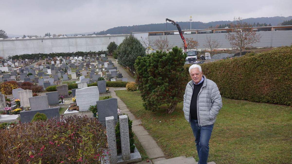 Robert Lamperti, Obmann des Pensionistenverbandes Gleisdorf, am nördlichen Friedhofseingang