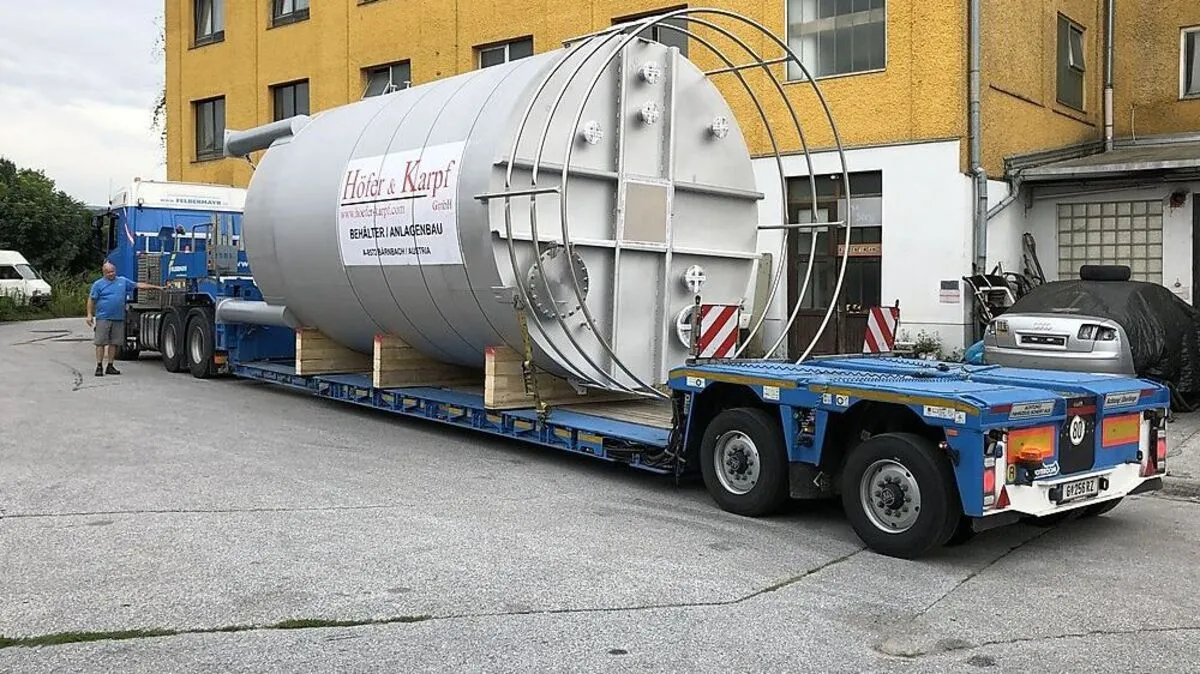 Ein verladener Behälter startet in Bärnbach