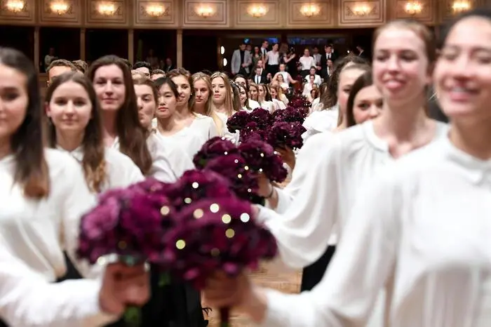 144 Debütantenpaare mit 171 Sträußchen. Überhaupt ist der Ball der Bälle erstaunlich blumig: Die Oper ist mit 50.000 Blumen geschmückt, 165 Blumenarrangements sind in den Logen zu finden.