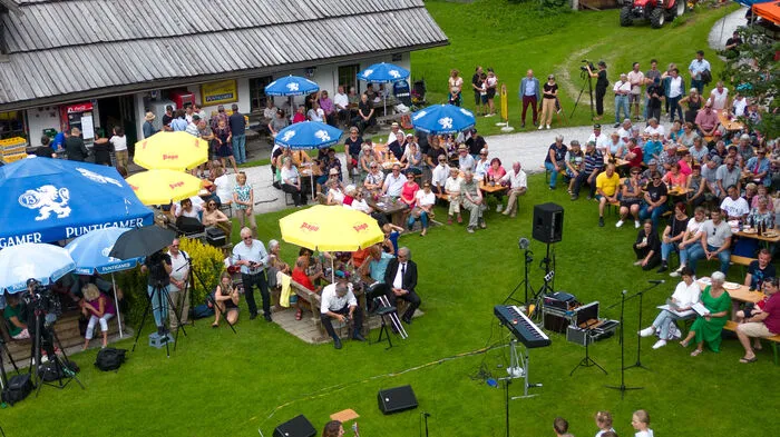 Strahlender hätte das Wetter nicht sein können, die Natur bot die perfekte Kulisse für das "Singen unter der Linde", das am Sonntagnachmittag beim Bodenbauer im Bodental über die Bühne ging.