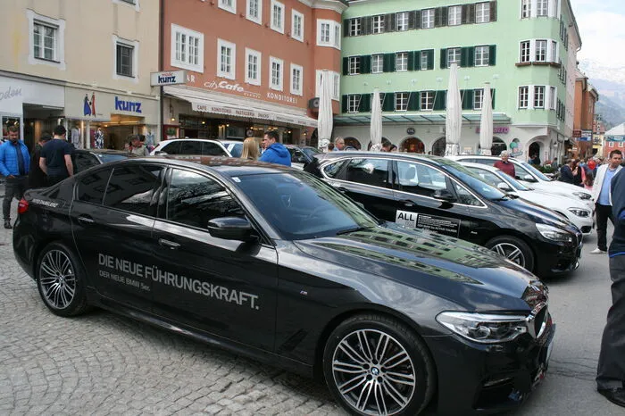 Am Hauptplatz machten sich flotte Limousinen und geländegängige Fahrzeuge breit