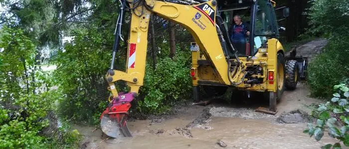 Bagger arbeitet in Wasser und Schlamm