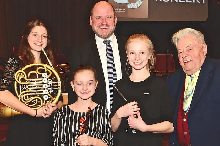 Die Solistinnen Helena Pirker, Nora Schwager und Magdalena Nowak mit Musikschulleiter Gerald Waldner und seinem einstigen Musiklehrer Jakob Allmayer (94), der einzige noch lebender Musiklehrer aus der Gründungszeit