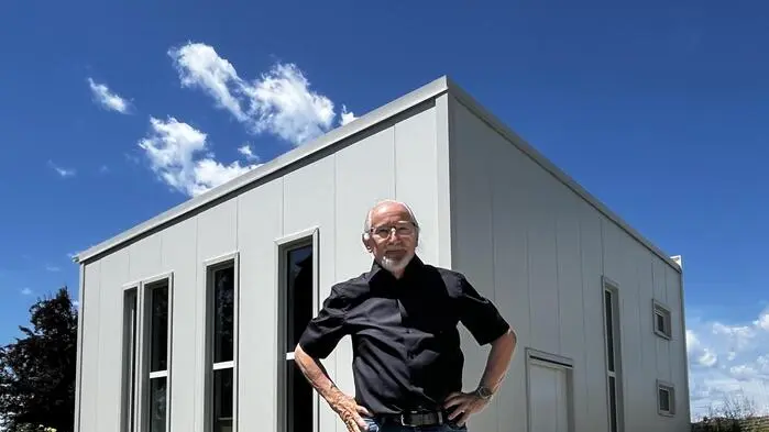 Hans Jandl vor seiner Kunsthütte („Art-Hut“) in Pischelsdorf
