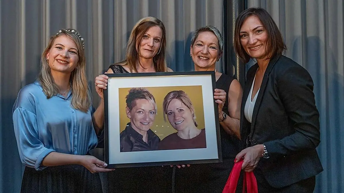 Anneliese Freiheim und Karin Haller tischen im "Cafe 101" in Gabersdorf auf