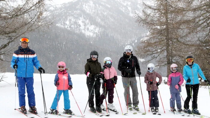 Schneegestöber am Hirnkopf! Auch das konnte die Wintersportler nicht daran abhalten, am Sonntag auf der Flattnitz noch ein paar Schwünge zu ziehen, hatten doch die Lifte ihren letzten Betriebstag in der Saison 2022/23.  