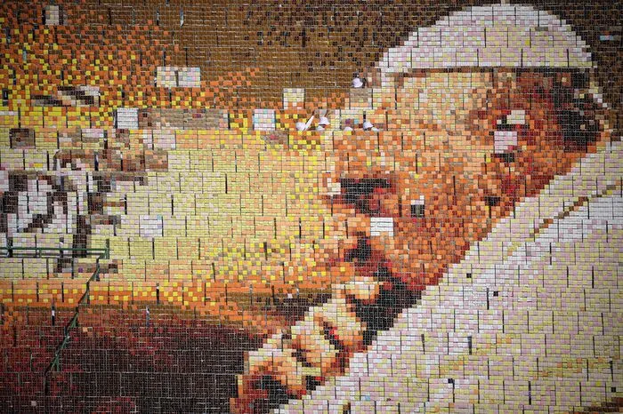 Imposant das Bild des Papstes auf den Rängen.