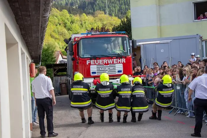 Beim LKW-Ziehen traten Teams mit je fünf Personen gegeneinander an.
Ganze 27 Tonnen galt es beim Wettbewerb kraftvoll zu bewegen.