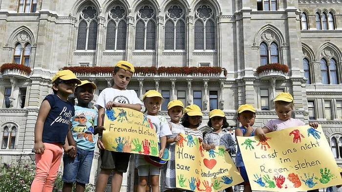 Kinder bei einem Protest vor dem Wiener Rathaus