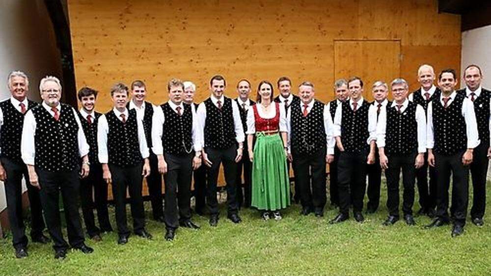 Eine Aufnahme des Männergesangsvereins Hörzendorf, „Heimatverein“ von Ehrlich, beim diesjährigen Sängerkirchtag
