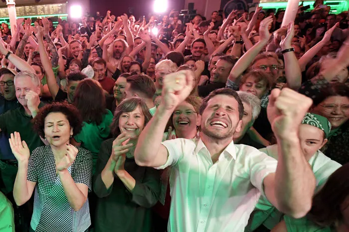 Mit frenetischem Jubel ist Spitzenkandidat Werner Kogler am Sonntagabend in der Wahlzentrale der Grünen im Wiener "Metropol" empfangen worden.