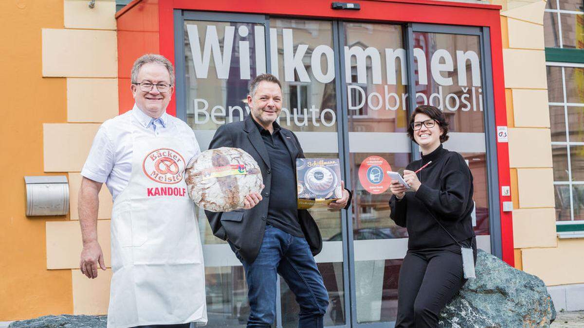 Bäckermeister Martina Vallant (Mitte, mit dem Schöffmann-Reindling) und Hannes Kandolf (mit dem Lesachtaler Brot) im Gespräch mit Kleine-Lehrredakteurin Martina Erlacher: &quot;Schwarzroggen ist im Kommen&quot;