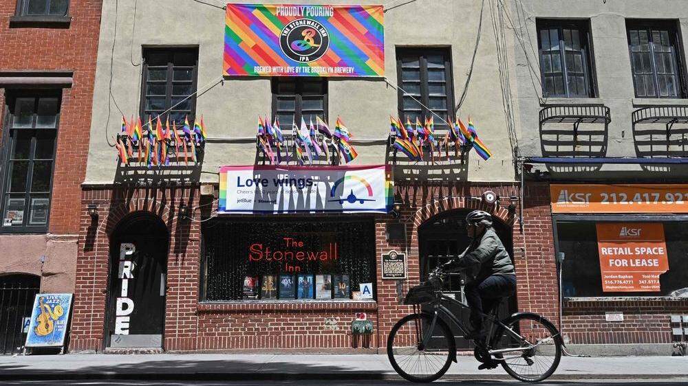 Heute erinnert der jährliche Christopher Street Day (CSD) an die Vorfälle in der Schwulenbar &quot;Stonewall Inn&quot;