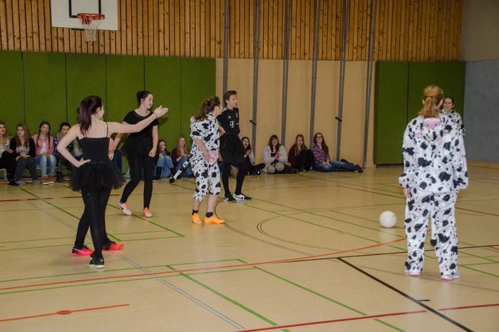 Hier fiel die Entscheidung sicher nicht leicht – mit einer „Herde“ Kühen samt Bäuerinnen, Müllfrauen- und Säcken, Nonnen samt Mönch oder auch dem „Blitz mit seinen Opfern“ hatten viele Klassen ihrer Fantasie freien Lauf gelassen.
