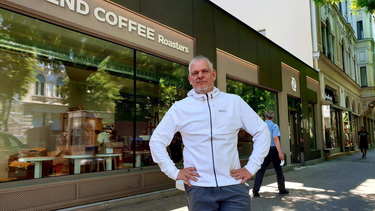 Joannemring 3: Peter Gries vor seinem Coffeeshop, den er am 7. Juni eröffnet