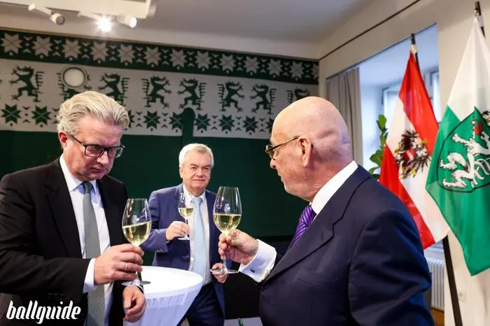 Im Regierungssitzungszimmer der Grazer Burg fand die feierliche Verleihung statt.