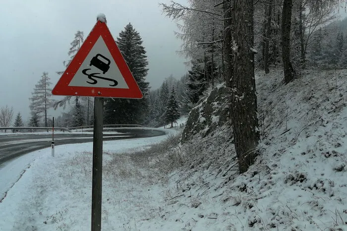 Spätestens jetzt sollte man mit Winterreifen unterwegs sein.