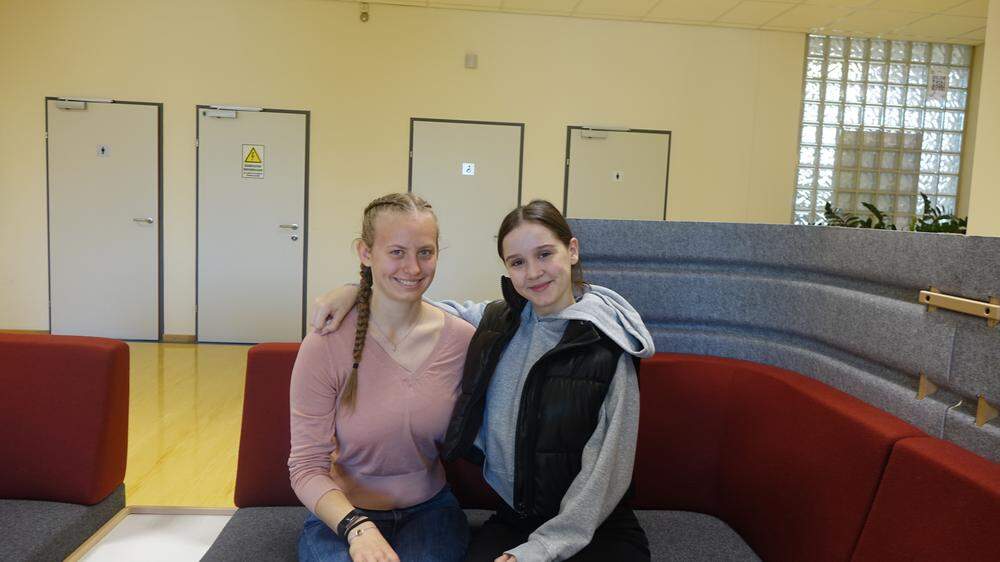 Die Schülerinnen Julia Zweiger (rechts) und Sophie Tatzer (links) erzählen, was sie von der Arbeitswelt erwarten