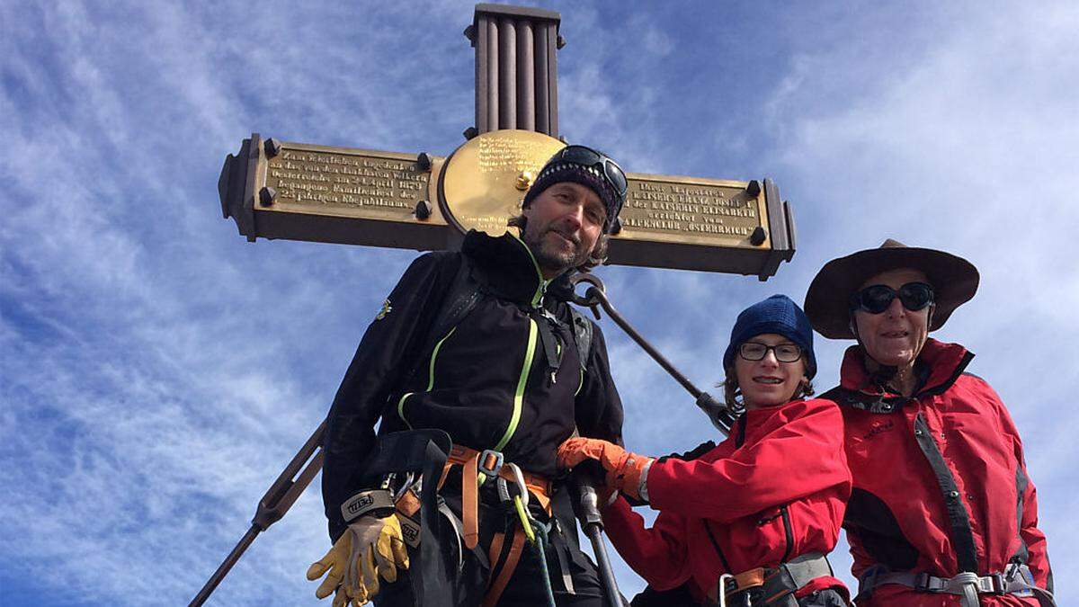 Bergführer Toni Sauper mit Sohn Tizian und Vater Hubert beim Glockner-Gipfelkreuz