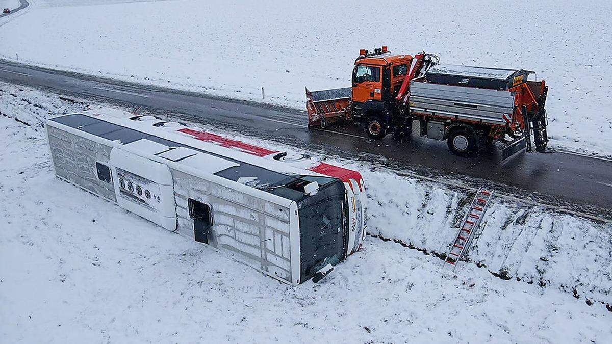 Der Bus war von der Straße gekippt