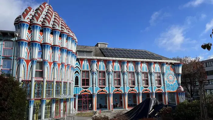 Ein buntes Gebäude von außen.