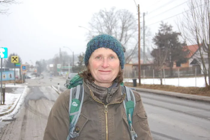 Maria Voller: "Ich bin seit 1987 hier und finde, es ist ein sehr schöner und angenehmer Bezirk. Die Anbindung an den öffentlichen Verkehr ist gut. Was mir weniger gefällt ist, dass viele Einfamilienhäuser und Villen abgerissen und durch Wohnblöcke ersetzt werden. Dadurch verliert der Bezirk seinen Charakter."