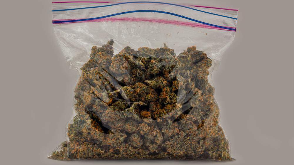 Die Cannabis-Päckchen (Symbolbild) wollte der Jugendliche auf der Flucht entsorgen