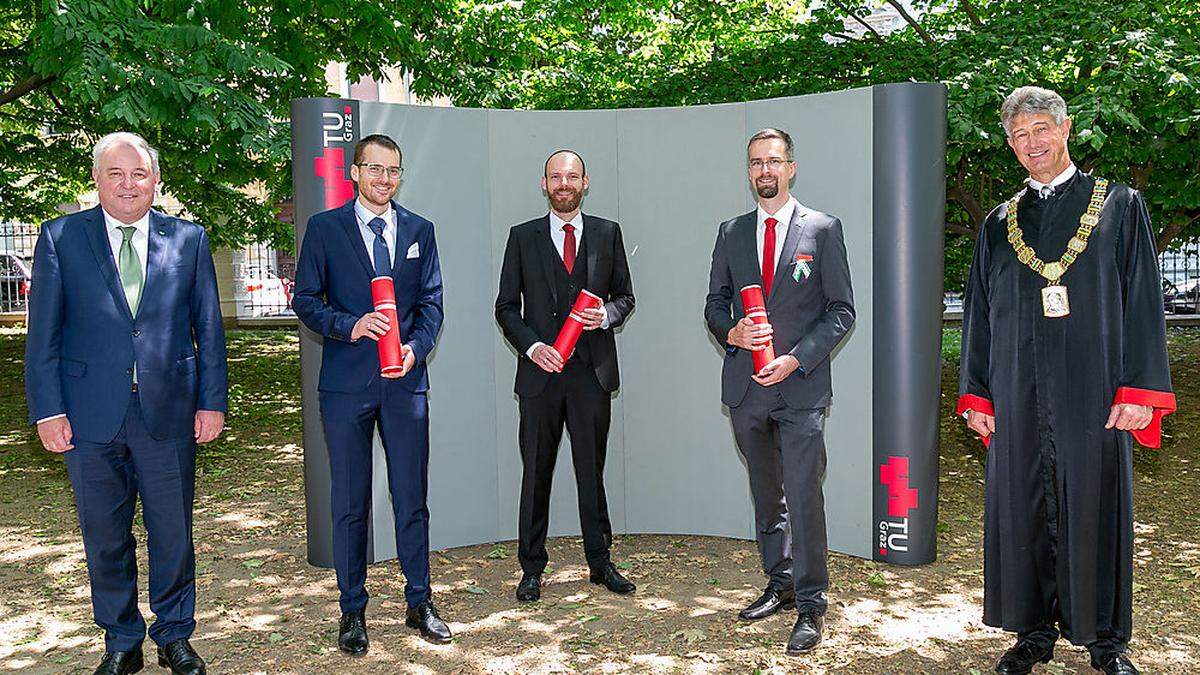 LH Schützenhöfer, die Promovenden Kalcher, Ulz und Weiser und TU-Rektor Kainz (v.l.) 