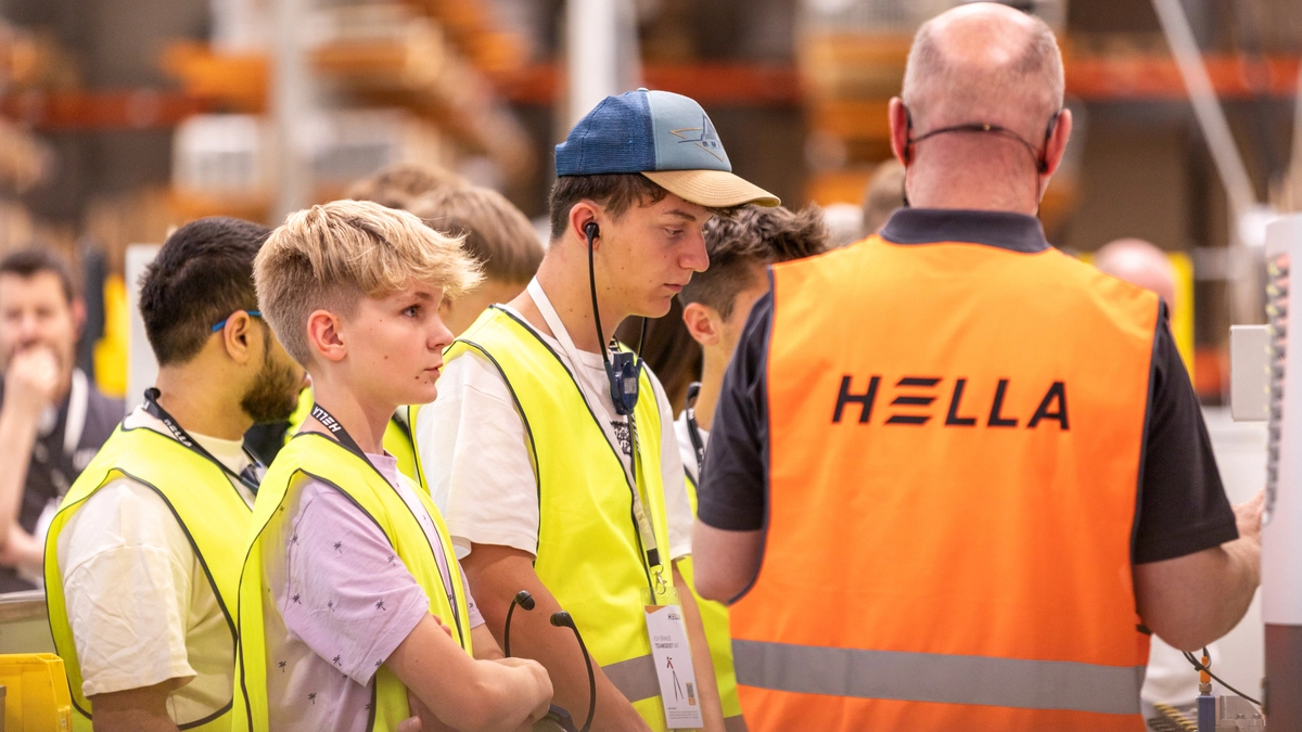 Bei der Werksführung konnten die Gäste hautnah miterleben, wie innovative Sonnenschutzprodukte entstehen.