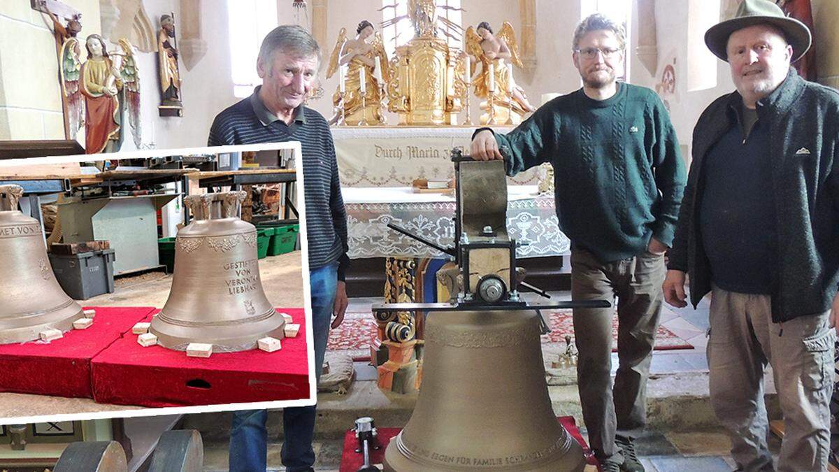 Konrad Schranzer und Gerhard Stückler mit der von ihnen finanzierten Glocke und Pfarrgemeinderatsobmann Albin Brenner (von links) 