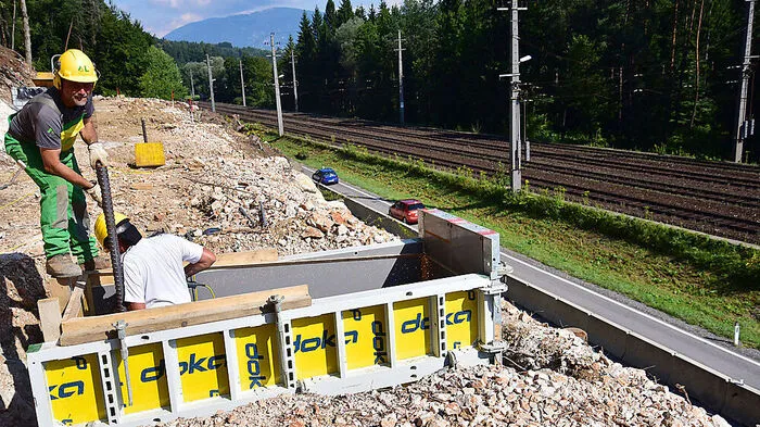 Die Arbeiten für die Steinschlagschutznetze bei der Graschelitzen laufen bereits auf Hochtouren