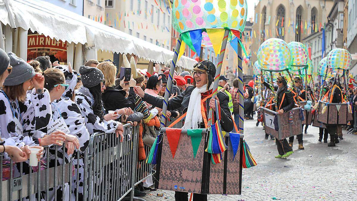 Das Spektakel mit dem Umzug als Höhepunkt lockt am Faschingssamstag bis zu 20.000 Besucher in die Villacher Altstadt