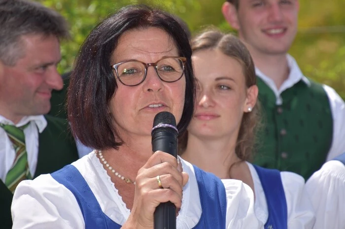 Über die Rosenvielfalt und seinen Eigenschaften informierte bei einem Rundgang Karin Dorfer, Vorstandsmitglied im Verein „Domenico“, Dagmar Jerey wusste viele Besonderheiten über die Bienen zu berichten, ihr Schwerpunkt war „100.000 Erntehelfer im Stiftsgarten“.