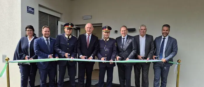 Marcus Triller (2. v.l.) und Gerhard Karner (4. v.l.) bei der Eröffnung der Polizeiinspektion Trieben