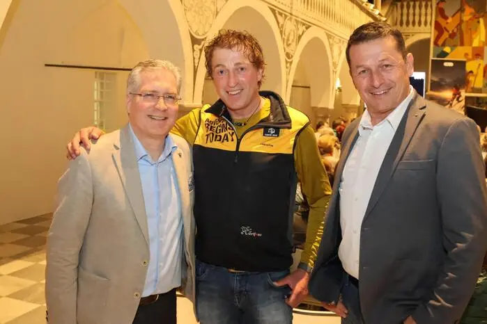 Von den Ausführungen und Fotos begeistert zeigten sich unter anderem Bürgermeister Martin Kulmer (links), Raiffeisen Mittelkärnten-Vorstand Daniel Gradenegger, „Prechtlhof“ Poldi Kraßnitzer, Schlossherr Hermann Fleischhacker, Bergsteigerkollege Werner Sucher sowie der ehemalige Bundesminister Matthias Reichhold. 