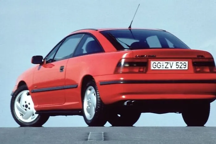 1992 setzten die Rüsselsheimer mit dem Opel Calibra Turbo 4x4 der Baureihe die Krone auf. Der Vierzylinder mit Lader, der in den Abgaskrümmer integriert war, umschiffte nicht nur das damals fast obligatorische Turboloch, sondern katapultierte den Calibra auf porschepulverisierende 245 km/h. Für den Allrad bezog Opel übrigens Schützenhilfe von Steyr-Daimler-Puch in Graz, der bis 1996 in 12.677 Exemplare verbaut wurde.