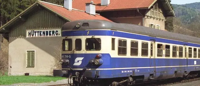 Ein alter Waggon auf Schienen