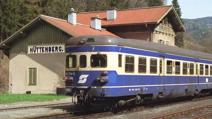 Ein alter Waggon auf Schienen