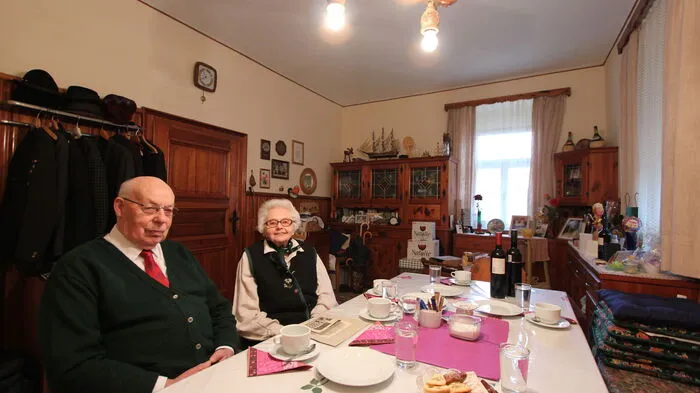 Anton und Anna Marbler bei Kaffee und Kuchen in ihrem Wohnzimmer