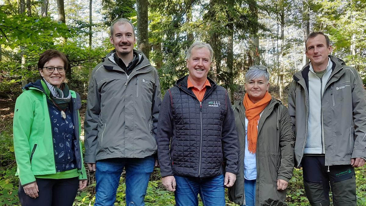 Waldpädagogin Hermine Ponsold vom Verein „Walderleben“, Florian Pleschberger, Forstreferent Bezirke Weiz und Hartberg-Fürstenfeld, Paul Lang, Obmann des Waldverbandes Weiz und Steiermark, Gabriele Vorraber, Regionalstellenleiterin des Waldverbandes Stmk und Franz Schaffler, Förster und Geschäftsführer im Waldverband Weiz