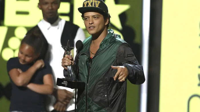 Bruno Mars und Beyonce wurden am Sonntagabend als beste männliche und weibliche R&amp;B-Sänger des TV-Senders BET (Black Entertainment Television) ausgezeichnet.  